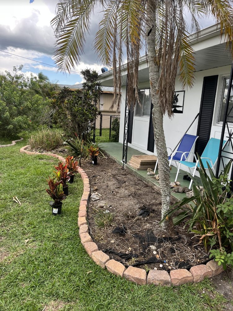 Before — Bed makeover with fresh mulch in Port Charlotte, FL