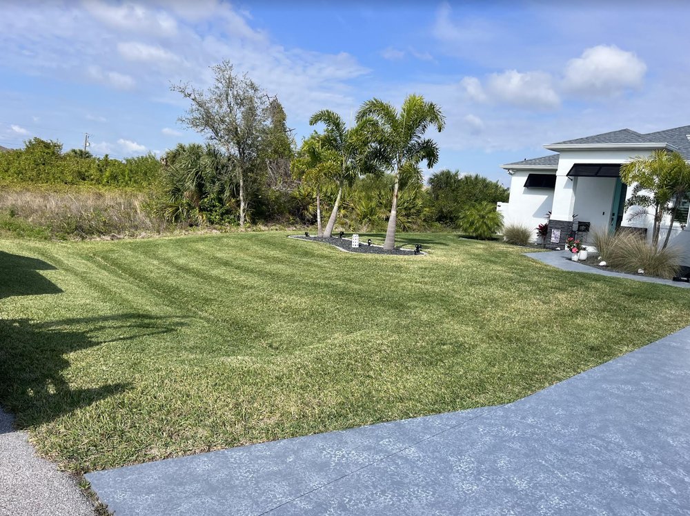Stripe cut on a full front lawn — Port Charlotte, FL